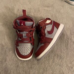 Jordan 1 maroon